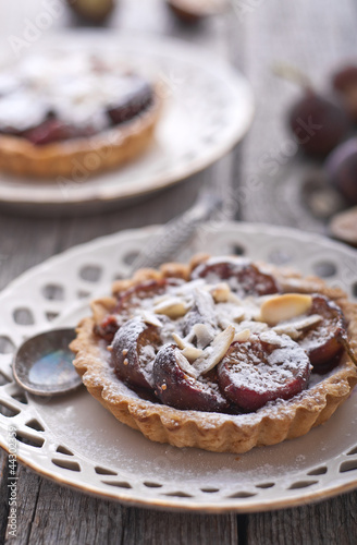 Fig tart with almonds and sugar