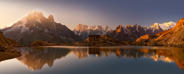 Fototapete Landschaften Mont Blanc und die Alpen spiegeln sich im Weißen See  © Pixelshop