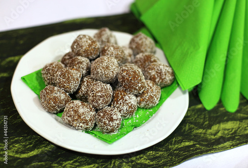 Coco balls in plate with green napkins