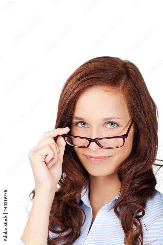 frau schaut prüfend über ihre brille frau schaut prüfend über ihre brille