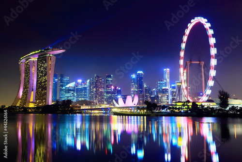 Panoramę miasta Singapur w nocy