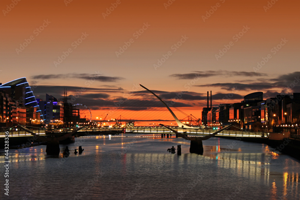 Obraz premium Wschód słońca nad rzeką Liffey