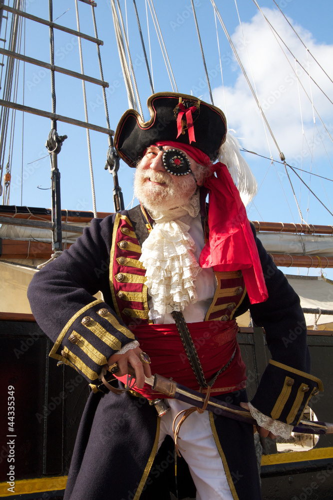Naklejka premium Smiling pirate with pirate ship