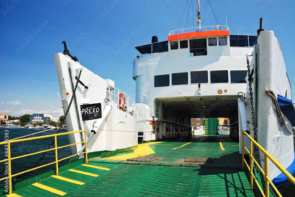 Naklejka premium Fähre Hafen Rampe Einfahrt