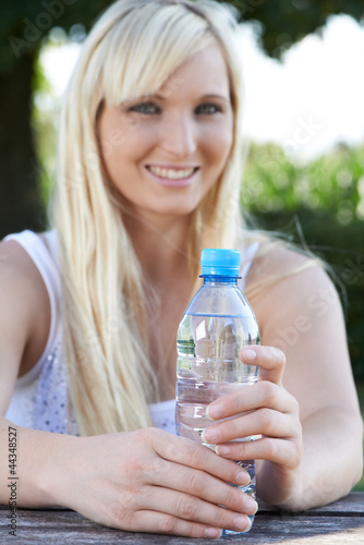Blonde Frau mit Wasserflasche