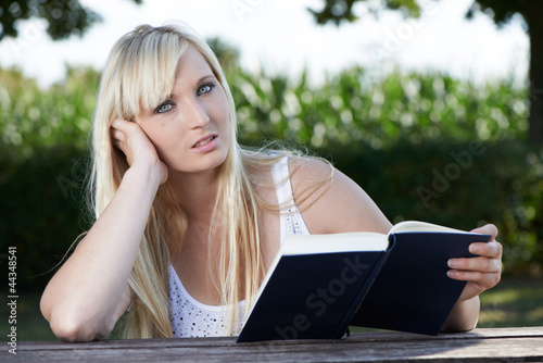Blonde Frau beim Lesen eines Buches