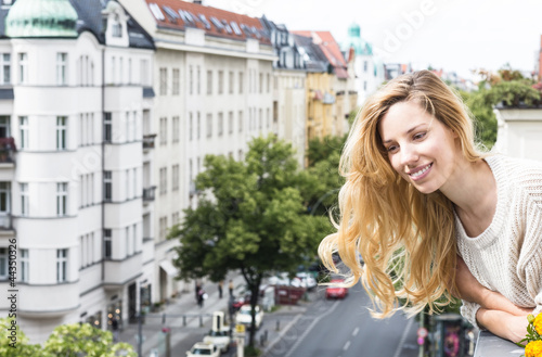Photography Frau genießt Stadtaussicht