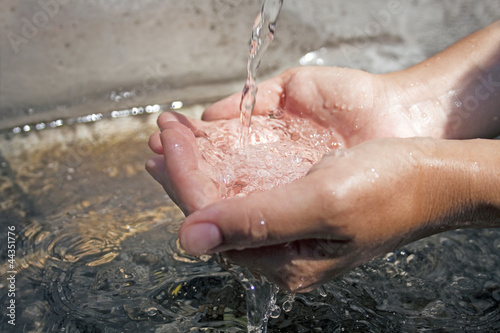 Hands that collects cool water