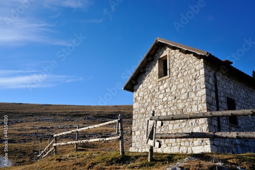 Canvastavla mountain hut with grass and blue sky