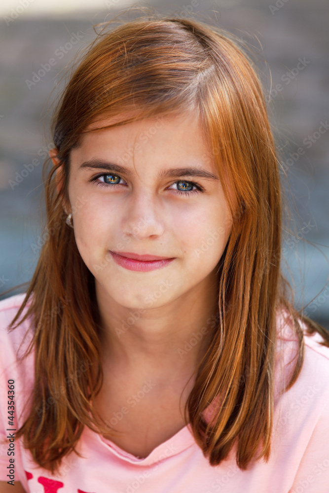 Portrait eines lächelnden, hübschen Mädchens Portrait eines lächelnden, hübschen Mädchens