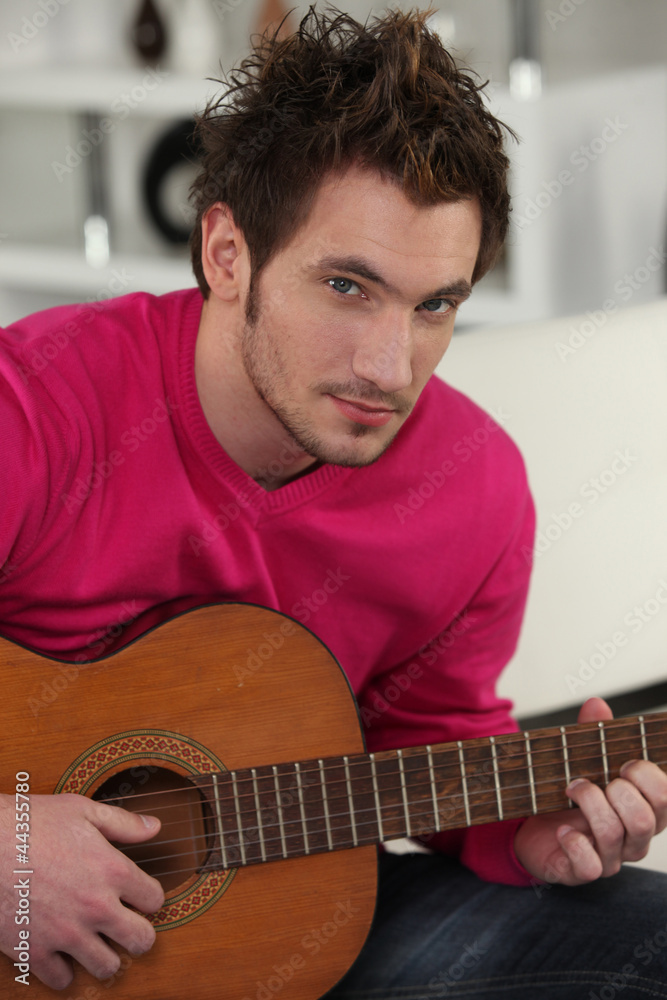 Obraz premium Man playing the acoustic guitar