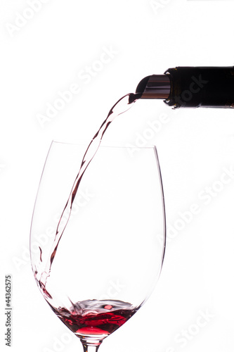 Rotwein in ein Weinglas einschenken