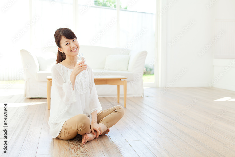 Beautiful young woman relaxing in the room