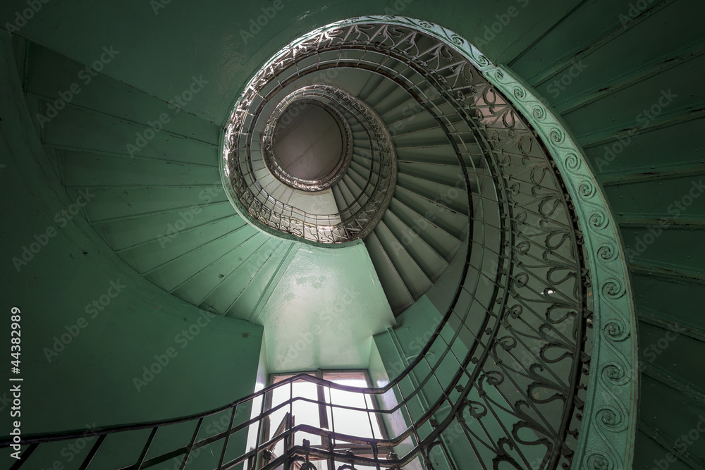 Obraz premium Spiralne stare zielone i grunge schody