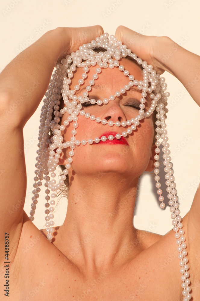 Mujer con perlas blancas