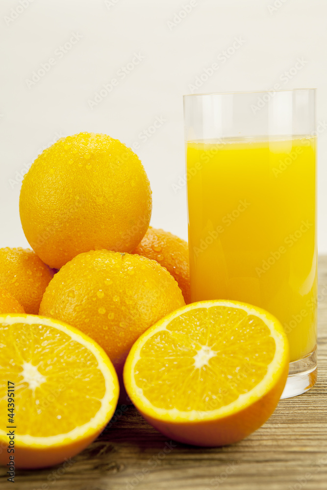 frischer gesunder Orangensaft mit orangen auf einem Tisch frischer gesunder Orangensaft mit orangen auf einem Tisch