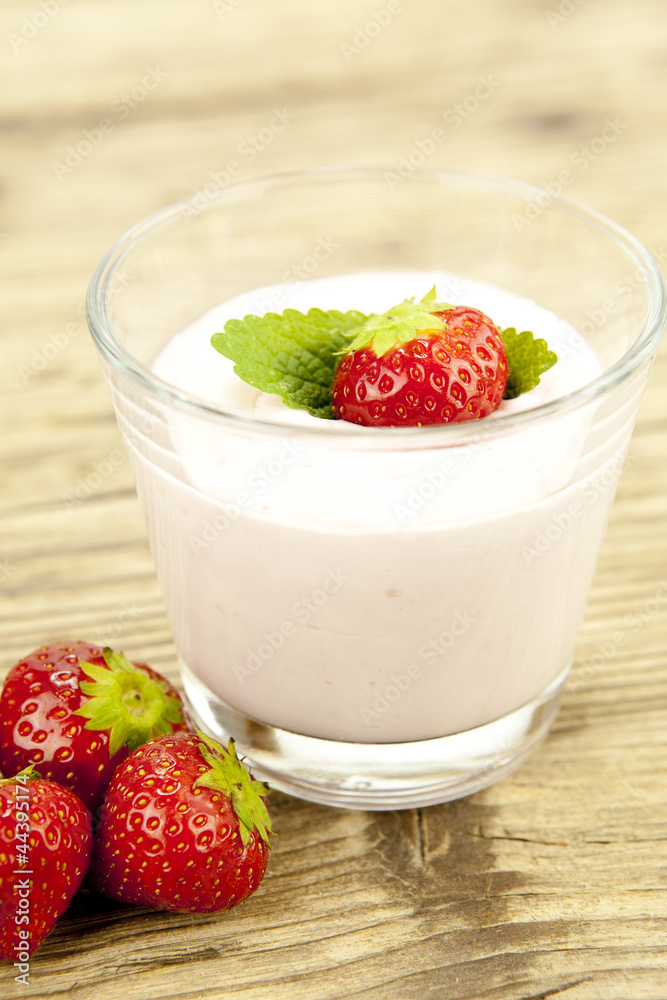 frischer erdbeer joghurt shake mit erdbeeren auf einem Tisch