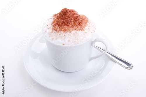 frischer cappuccino mit Milchschaum und schokolade flocken isoli