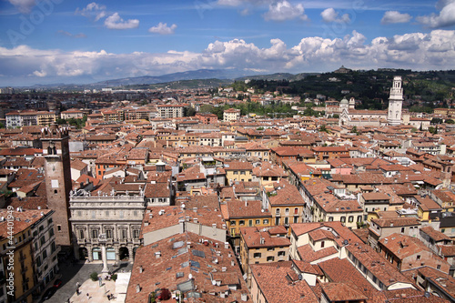 Blick auf die Piazza delle Erbe vom Torre dei Lamberti in Verona