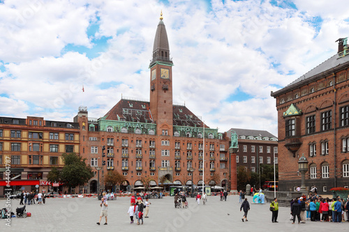 Canvas Print Tourists visit City Hall Square