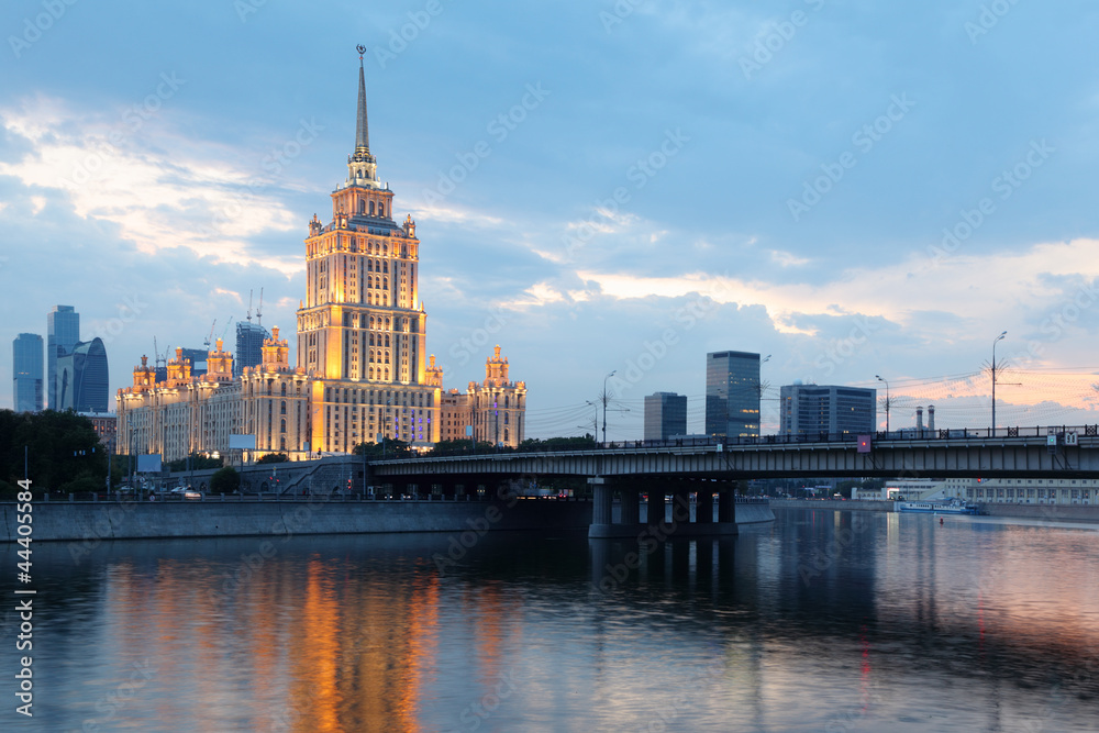 Fototapeta premium Novoarbatsky bridge and Hotel Ukraine