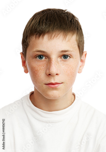 Cuadro en lienzo Portrait of serious boy with freckles