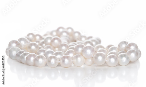 Fotografiet String of pearls on white background