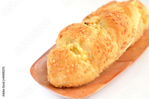 garlic bread with sesame on tray