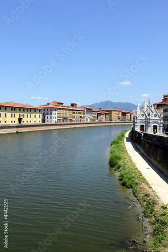 Häuser entlang des Arno in Pisa / Toskana