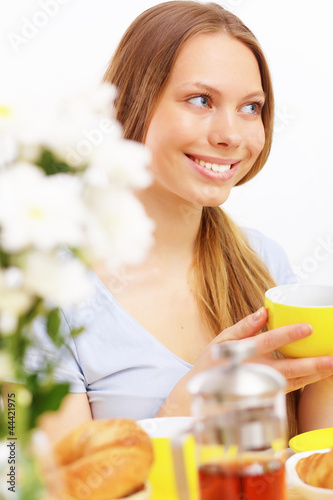 Beautiful young woman drinking tea