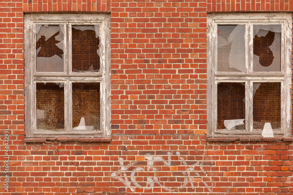 Ein Fenster in einer alten verfallenen Mauer Ein Fenster in einer alten verfallenen Mauer