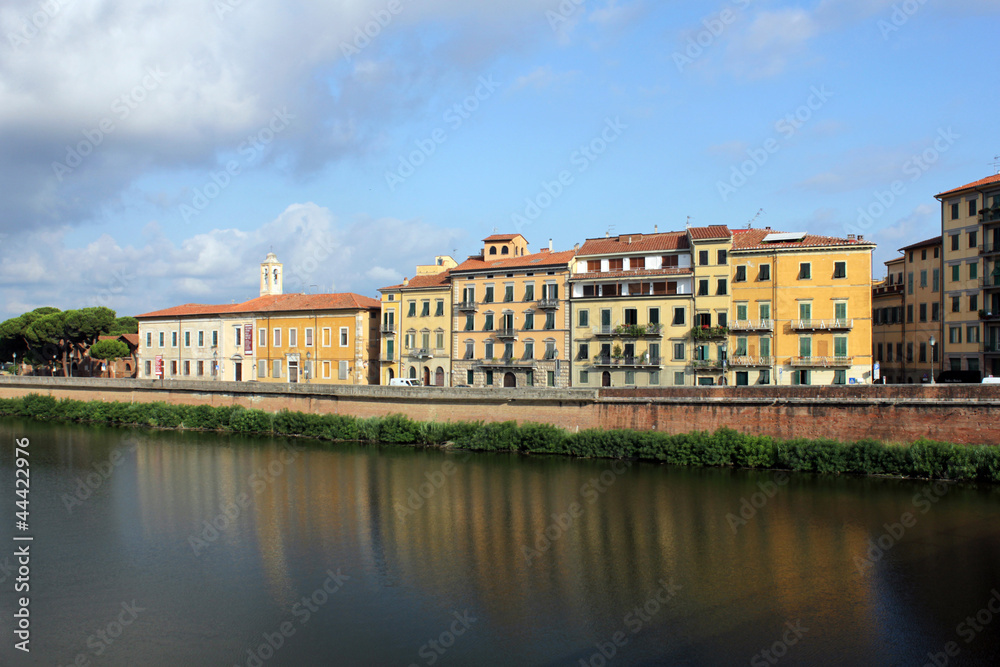 Gebäude am Arno und Chiesa San Vito e Ranieri in Pisa (Toskana)