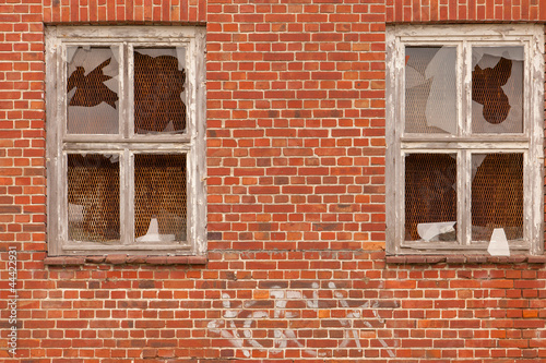 Ein Fenster in einer alten verfallenen Mauer