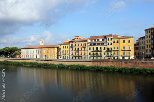 Gebäude am Arno und Chiesa San Vito e Ranieri in Pisa (Toskana)