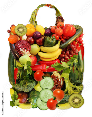 frisches Obst und Gemüse in Form einer Tasche