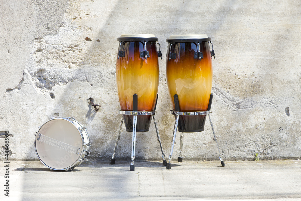 Fototapeta premium two congas in front of a vintage wall