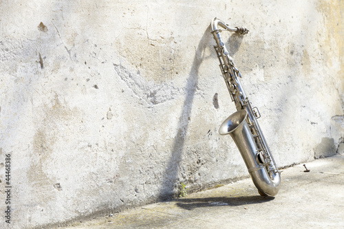 Foto sax in front of a vintage wall