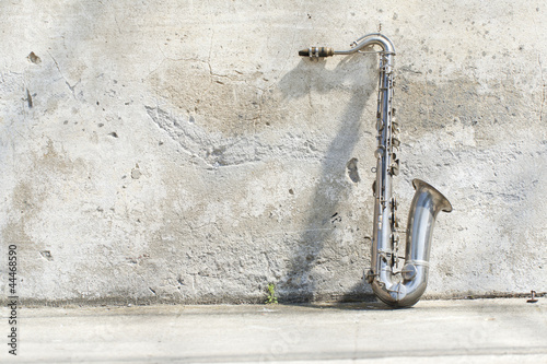 Photography sax in front of a vintage wall