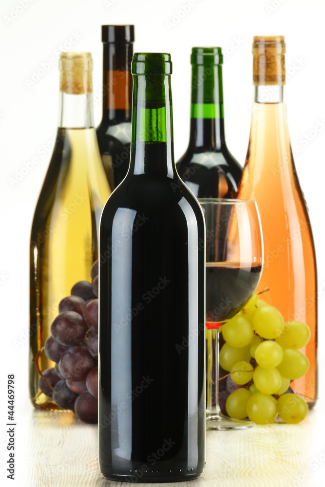 Obraz premium Composition bottles of wine of different sort