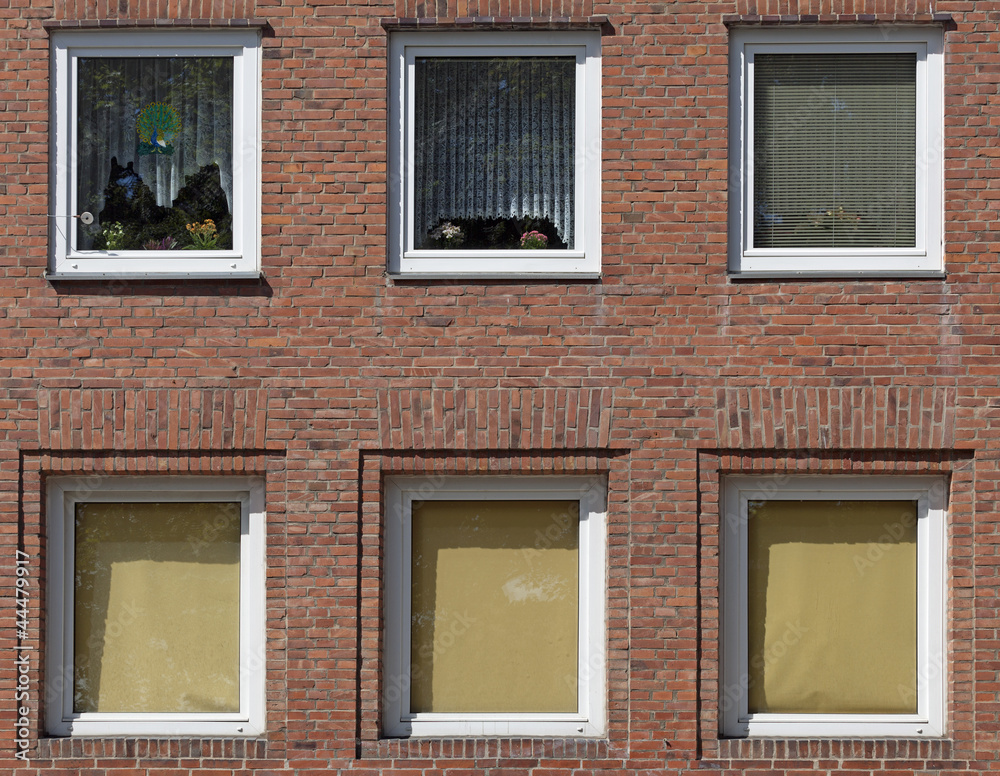 Fototapeta premium Sechs Fenster, Fassade eines Mehrfamilienhauses