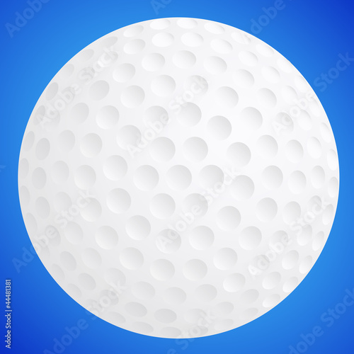 Golfball auf blauem Hintergrund