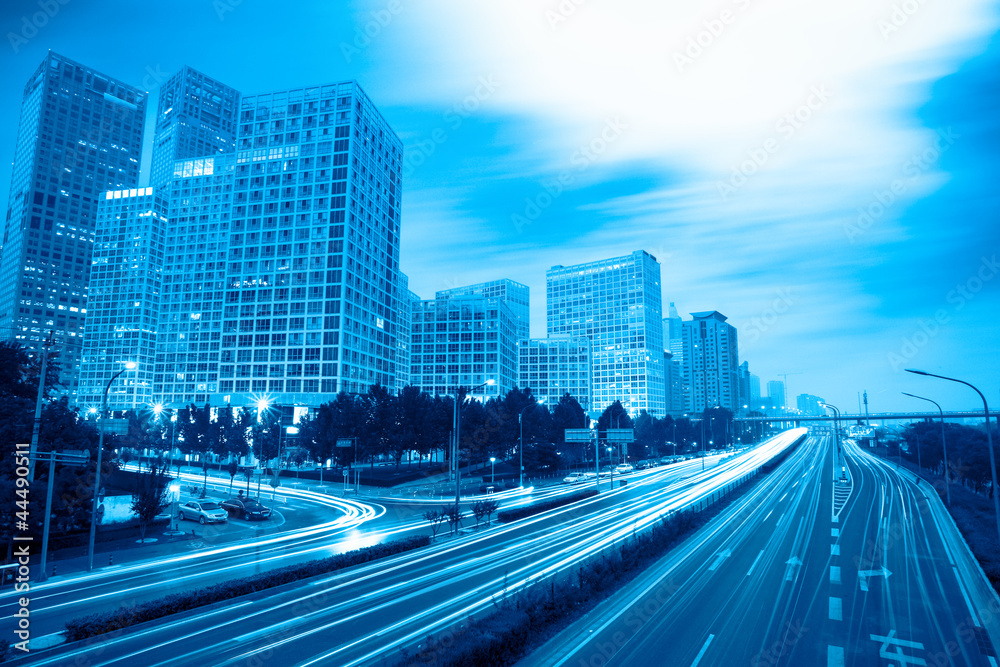 Obraz premium light trails in modern city