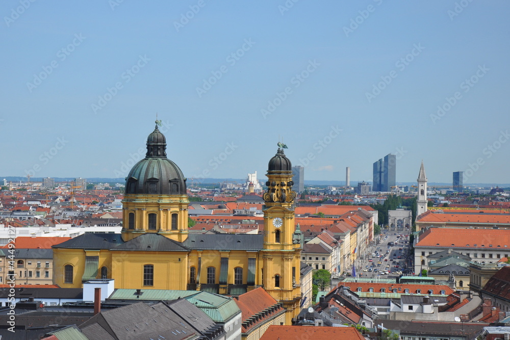 Schöner Ausblick auf Theatinerkirche und Altstadt  von München