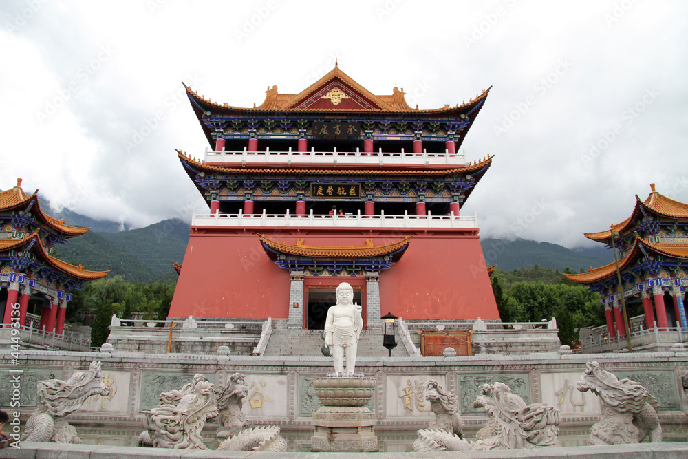 Fototapeta premium Buddha and dragons near temple