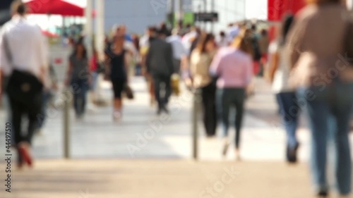 zone urbaine ensoleille ou des personnes marche au ralenti