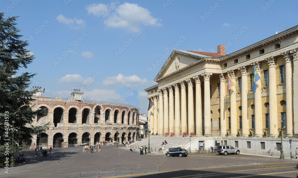 Arena romana e palazzo della gran guardia a Verona, Italia