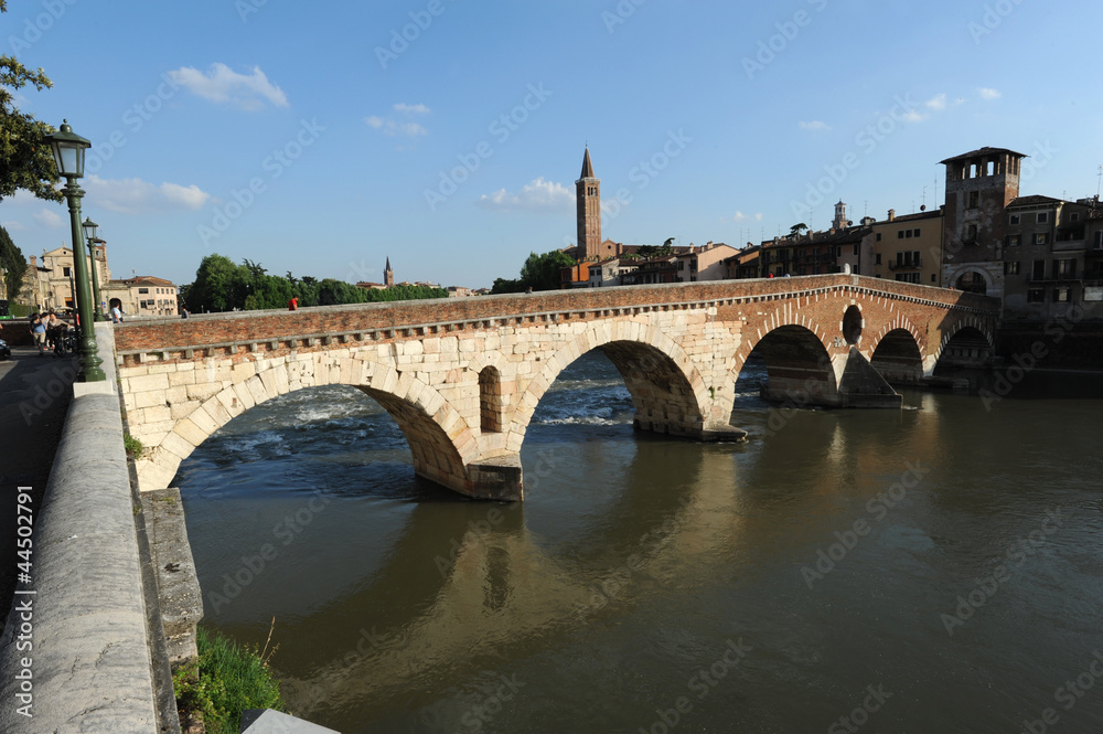 Ponte Pietra su fiume Adige a Verona, Italia