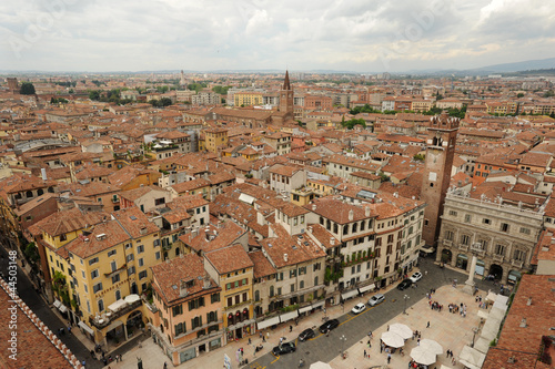 piazza delle Erbe e torre Gardello a Verona, Italia