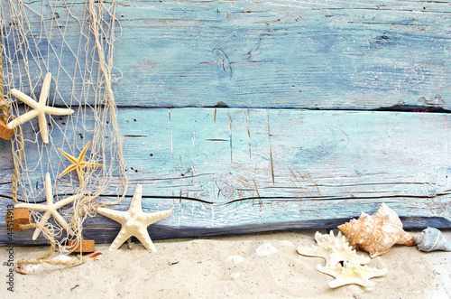 Strandgut vor blauem Holz mit Fischernetz photo