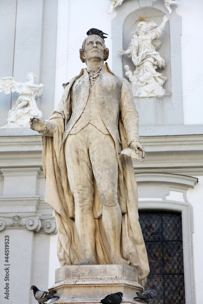 Fototapeta premium statue of musician Franz Joseph Haydn in Vienna, Austria